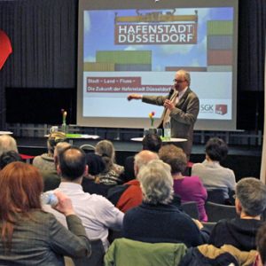 Hafenstadt Düsseldorf - Markus Raub begrüßt das Publikum